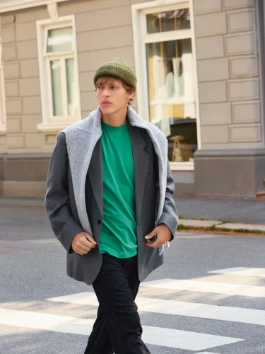 Bild på "CHARLIE BEANIE" stickad i en tråd Alpakka ull och en tråd Alpakka Fäljetråd. 2412-3