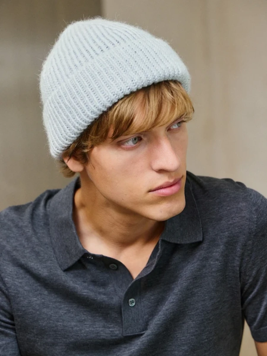 Bild på "CHARLIE BEANIE" stickad i en tråd Alpakka ull och en tråd Alpakka Fäljetråd. 2412-3