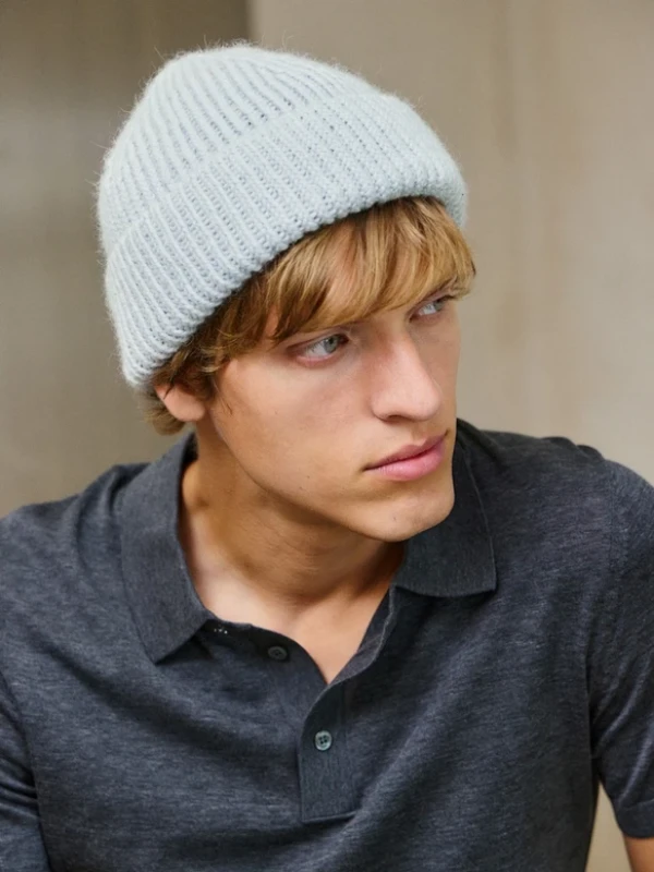 Bild på "CHARLIE BEANIE" stickad i en tråd Alpakka ull och en tråd Alpakka Fäljetråd. 2412-3