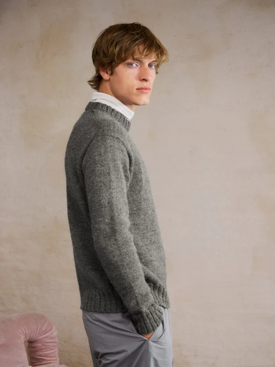 Bild på "BRENDAN SWEATER MAN" stickad i en tråd Tynn Peer Gynt och en tråd Alpakka Följetråd. 2412-5