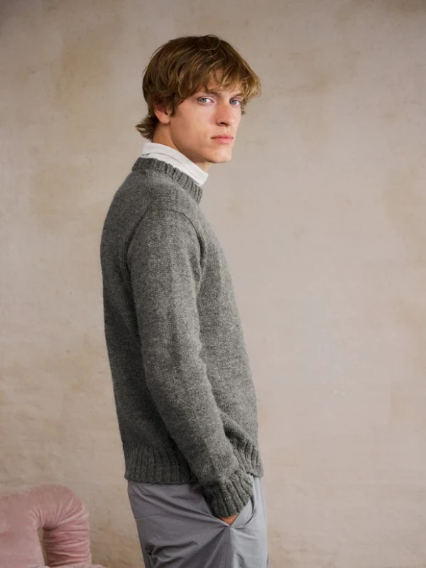 Bild på "BRENDAN SWEATER MAN" stickad i en tråd Tynn Peer Gynt och en tråd Alpakka Följetråd. 2412-5