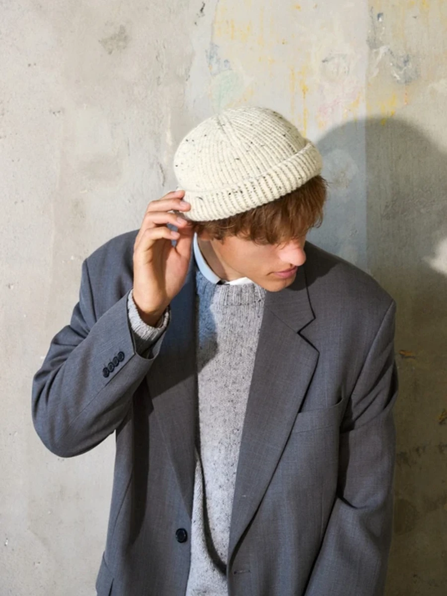Bild på "HIPSTER BEANIE" stickad med en tråd Alpakka Ull och en tråd Alpakka Följetråd. 2412-6
