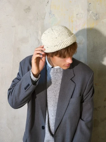 Bild på "HIPSTER BEANIE" stickad med en tråd Alpakka Ull och en tråd Alpakka Följetråd. 2412-6