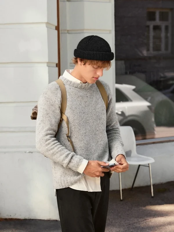 Bild på "HIPSTER BEANIE" stickad med en tråd Alpakka Ull och en tråd Alpakka Följetråd. 2412-6