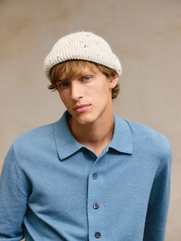 Bild på "HIPSTER BEANIE" stickad med en tråd Alpakka Ull och en tråd Alpakka Följetråd. 2412-6