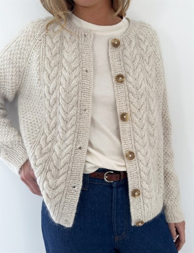 Bild på "Siri cardigan" stickad i Poppy mönster från LeKnit