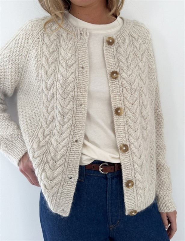 Bild på "Siri cardigan" stickad i Poppy mönster från LeKnit