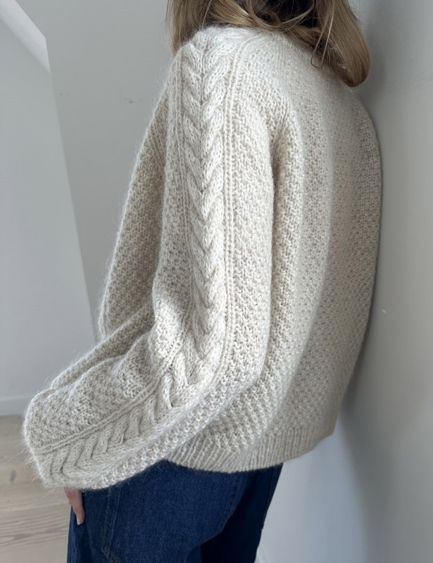 Bild på "Siri cardigan" stickad i Poppy mönster från LeKnit