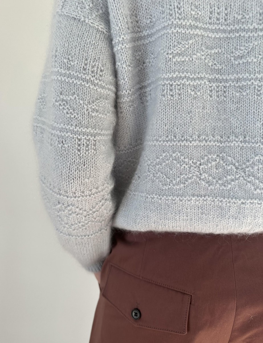 Bild på "Porcelain Damask Sweater" stickad i sunday och Tynn Silk Mohair, mönster från Leknit