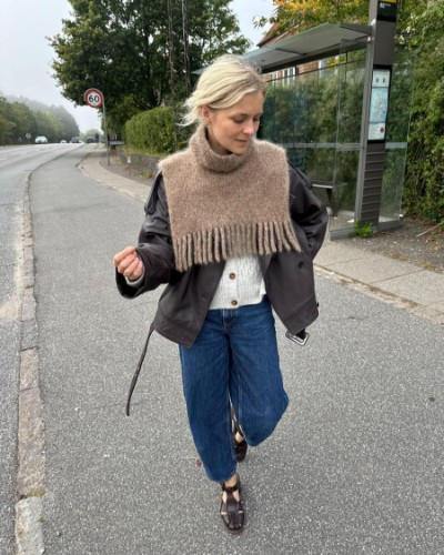 Bild på "Nora Neck" stickad med två trådar Tynn Silk Mohair från PetiteKnit