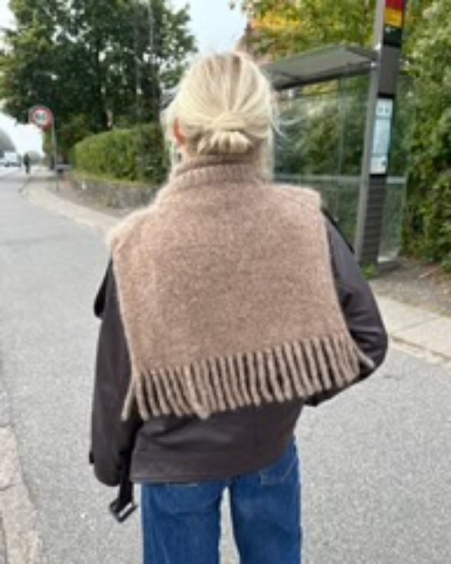Bild på "Nora Neck" stickad med två trådar Tynn Silk Mohair från PetiteKnit