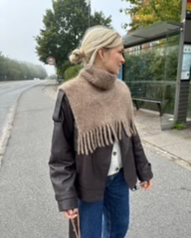 Bild på "Nora Neck" stickad med två trådar Tynn Silk Mohair från PetiteKnit