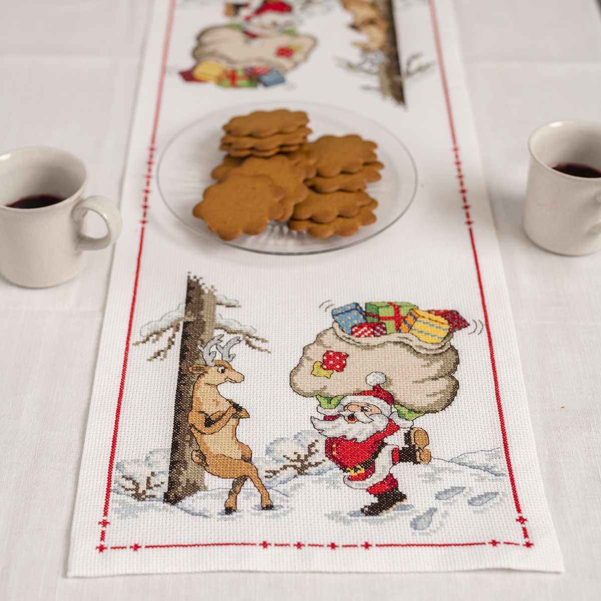 Bild på Tomte och julklappar - löpare