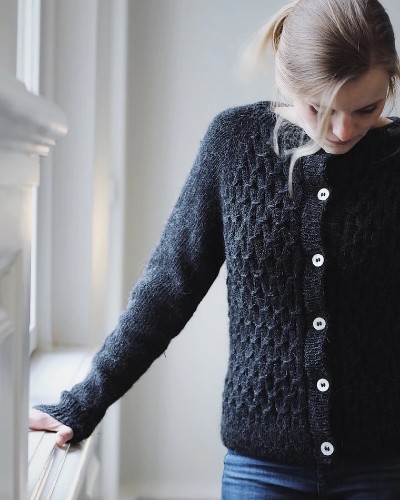 Bild på "KLASSISK SMOCK CARDIGAN" från PetiteKnit stickad i Alpakka Ull