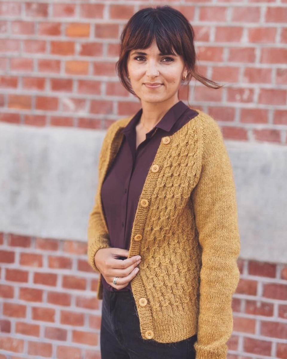 Bild på "KLASSISK SMOCK CARDIGAN" från PetiteKnit stickad i Alpakka Ull