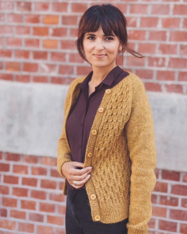 Bild på "KLASSISK SMOCK CARDIGAN" från PetiteKnit stickad i Alpakka Ull
