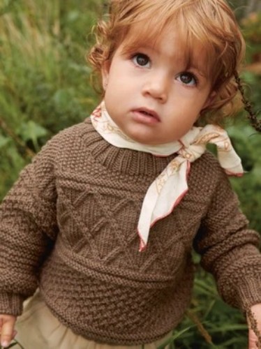 Bild på "Guernsey Sweater Baby" stickad i Doble Sunday eller två trådar Sunday 2413-1a och 1b