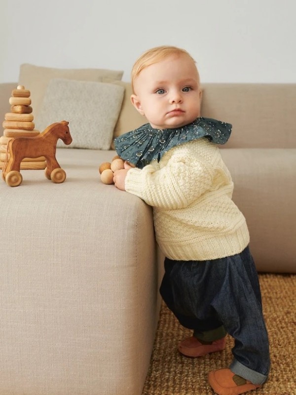 Bild på "Guernsey Sweater Baby" stickad i Doble Sunday eller två trådar Sunday 2413-1a och 1b