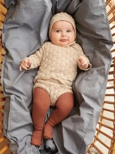 Bild på "Lilja" Cardigan, pants, mössa och tights i Sunday 2413-2