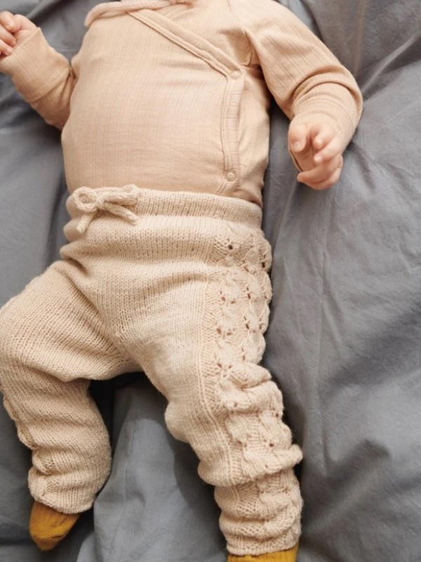 Bild på "Lilja" Cardigan, pants, mössa och tights i Sunday 2413-2