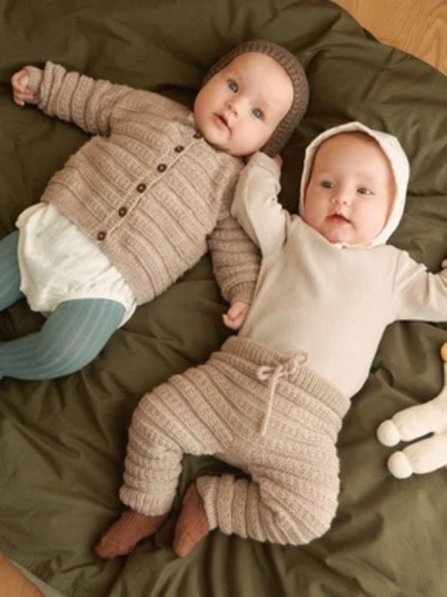 Bild på "Filip" Cardigan, pants och mössa tickade i Babyull Lanett  2413