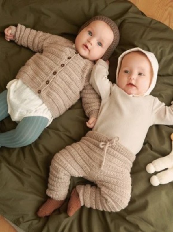 Bild på "Filip" Cardigan, pants och mössa tickade i Babyull Lanett  2413