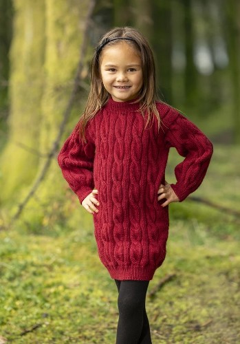 Bild på Garnpaket  med mönster och garn till "Hollyberry" klänning för barn i Trend Merino från Viking Garn 2-12år