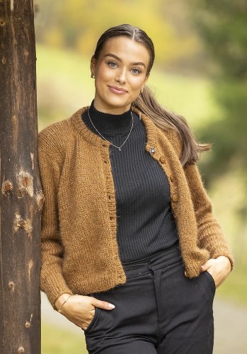 Bild på "Caramello" cardigan stickad i Alpaca Bris, ingår i katalog 2431