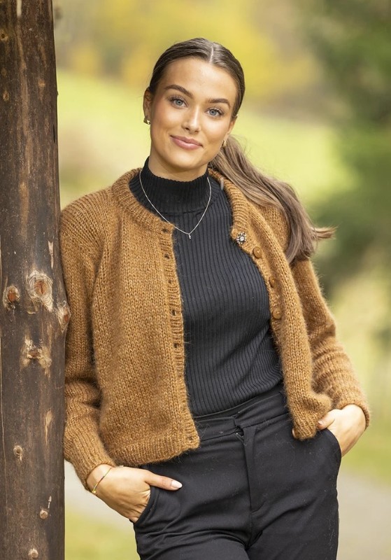 Bild på "Caramello" cardigan stickad i Alpaca Bris, ingår i katalog 2431