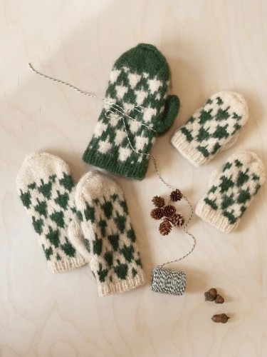 Bild på "CHRISTMAS TREE MITTENS" vantar stickade i Fritidsgarn 24
