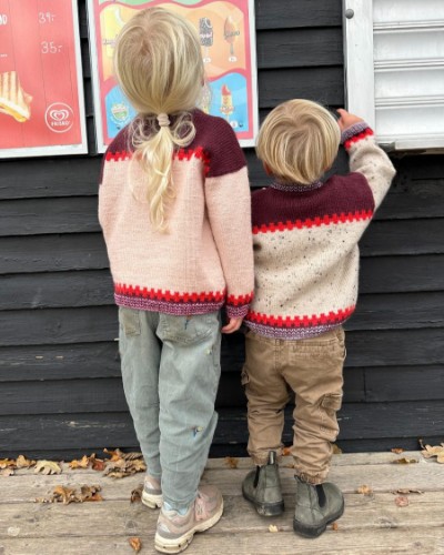 Bild på "CROSS SWEATER JUNIOR" stickad i Peer Gynt 