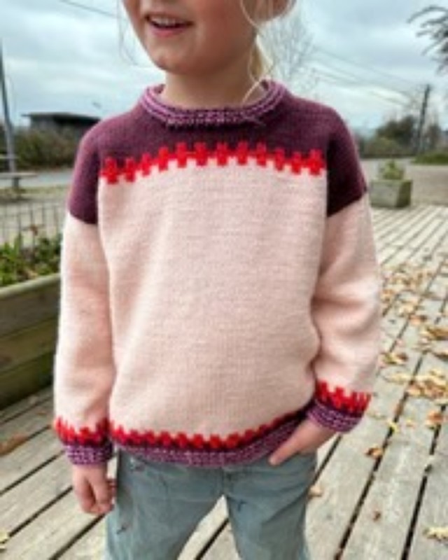 Bild på "CROSS SWEATER JUNIOR" stickad i Peer Gynt 