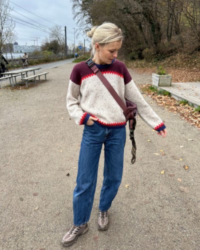 Bild på "CROSS SWEATER" stickad i Peer Gynt 