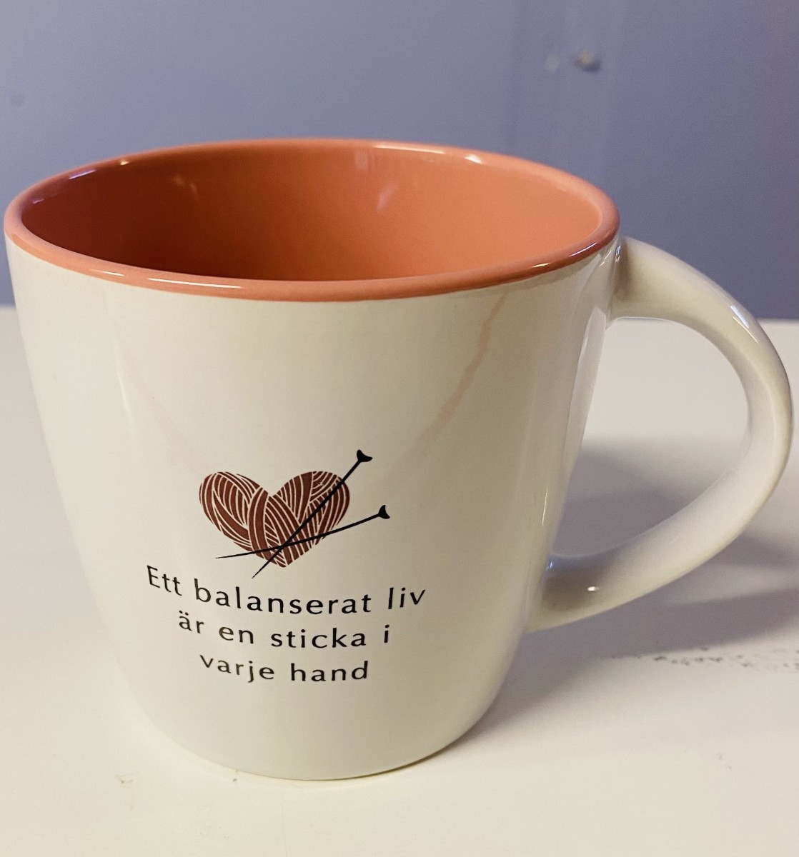 Bild på "Ett balanserat liv är en sticka i varje hand" stickmugg