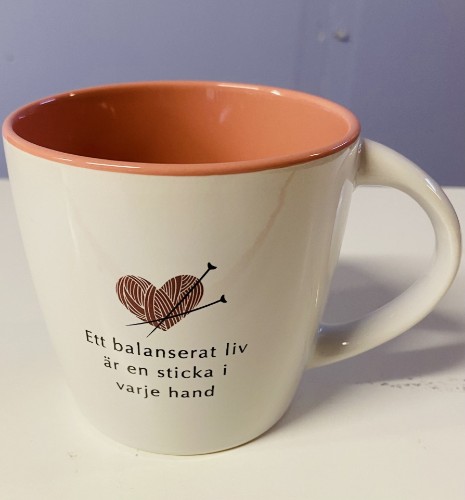 Bild på "Ett balanserat liv är en sticka i varje hand" stickmugg