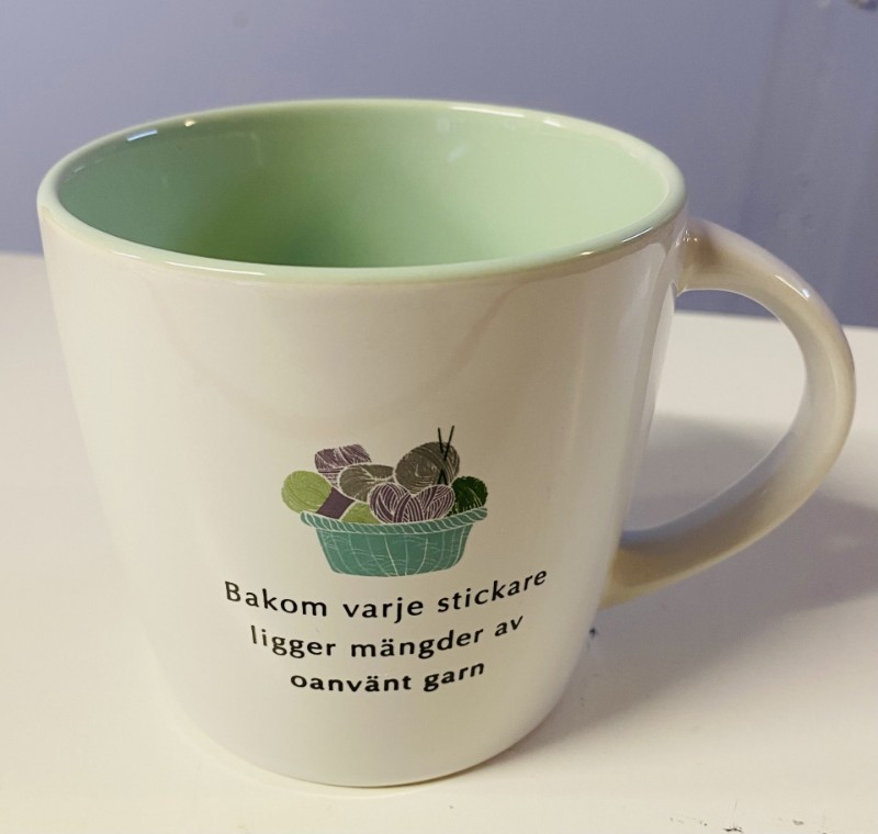 Bild på "Bakom varje stickare ligger mängder av oanvänt garn" kaffe mugg