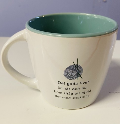 Bild på "Det goda livet är här och nu. Kom ihåg att njuta det med stickning" kaffe mugg