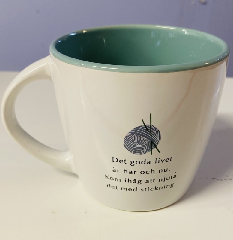 Bild på "Det goda livet är här och nu. Kom ihåg att njuta det med stickning" kaffe mugg
