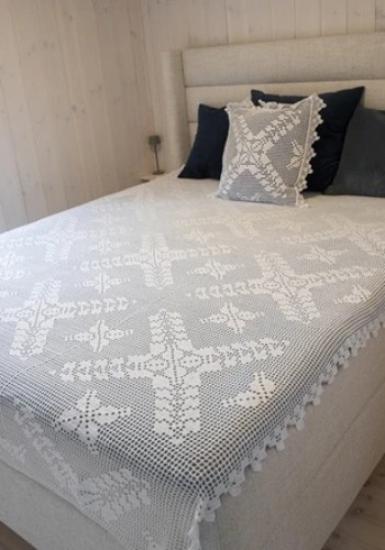 Bild på "Krossing" sängöverkast i Viking Virkgarn ingår i katalog 2429
