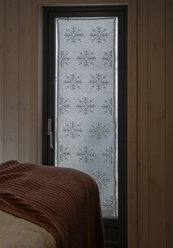 Bild på "Crystals" panelgardin virkmönster i Viking Virkgarn ingår i katalog 2429