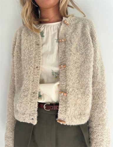 Bild på "Foundation Cardigan" från LeKnit stickad i Fritidsgarn