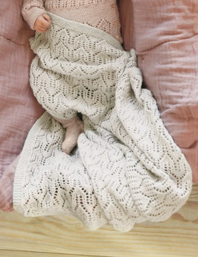 Bild på "Hjem" baby filt stickad i Alpakka Silke mönster finns på Svenska från LeKnit