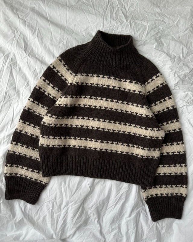 Bild på "Key Sweater" stickad i en tråd Peer Gynt och en tråd Alpakka Följetråd