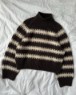 Bild på "Key Sweater" stickad i en tråd Peer Gynt och en tråd Alpakka Följetråd