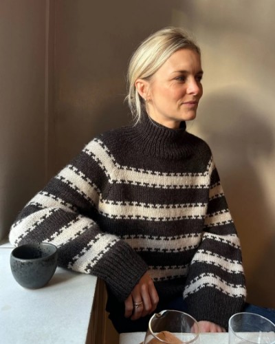 Bild på "Key Sweater" stickad i en tråd Peer Gynt och en tråd Alpakka Följetråd