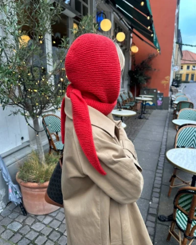 Bild på "Sophie Hood" stickad i Alpakka Ull mönster från PetiteKnit