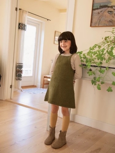 Bild på "CLEMENTINE DRESS JUNIOR" stickad med 1tråd Sunday och 1tråd Alpakka Följetråd. 2501-5