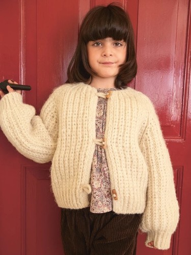 Bild på "CHUNKY JACKET JUNIOR" stickad i Fritidsgarn och KOS 2501-6