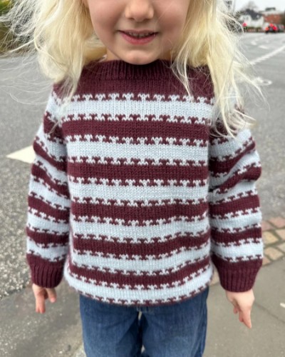 Bild på ”KEY SWEATER JUNIOR” stickad i Peer Gynt 