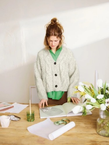 Bild på "HARPER CARDIGAN" stickad i Ballerina Chunky Mohair och KOS 2502-1